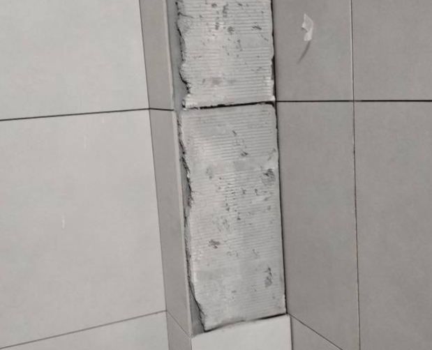 大庆瓷砖空鼓维修公司分享下瓷砖施工前基层浇水润湿程度不足，可能导致以下问题