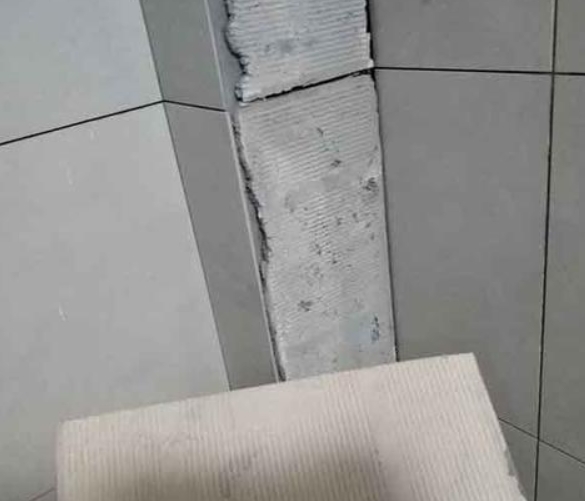 大庆瓷砖空鼓维修公司分享下厨房瓷砖脱落的补救措施。